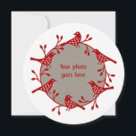 Cartes Pour Fêtes Annuelles Oiseaux scandinaves avec rosehips Wreath Photo<br><div class="desc">Une couronne festive d'oiseaux et de hanches roses entoure votre propre photo dans cette jolie carte de Noël de style scandinave. Customisez le texte au verso avec votre choix de salutation,  et bien sûr votre propre nom de famille !</div>