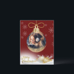 Cartes Pour Fêtes Annuelles Ornement de Noël Photo Flocs de neige Budget moder<br><div class="desc">Joli ornement de Noël or avec votre photo préférée ajoutée pour personnaliser pour toute votre famille et vos amis. arrière - plan rouge. La carte parfaite pour la personne à un budget.</div>