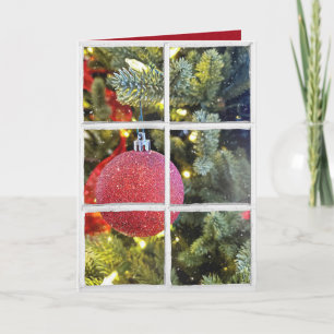 Cartes Pour Fêtes Annuelles ornement de Noël rouge dans une fenêtre enneigée