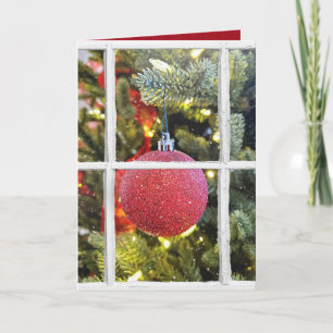 Cartes Pour Fêtes Annuelles ornement de Noël rouge dans une fenêtre enneigée