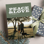 Cartes Pour Fêtes Annuelles Paix et amour rétro vert<br><div class="desc">Paix et amour. Cette carte de vacances avec photo vous offre un accueil rétro,  mais un message toujours pertinent. Les tons vert sauge muet et les coins arrondis lui confèrent une touche encore plus vintage.</div>