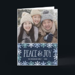 Cartes Pour Fêtes Annuelles Paix et Joie | Photo à lettrage manuel Flocons de<br><div class="desc">Cette carte de vacances moderne d'une seule photo présente la phrase "Paix et Joie" écrite en lettrage manuel mignon et entourée d'une bordure de jolis flocons de neige dans des nuances de bleu sur un fond bleu marine.</div>