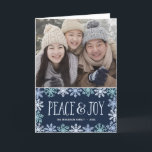 Cartes Pour Fêtes Annuelles Paix et Joie | Photo en lettres de flocons de neig<br><div class="desc">Cette carte de vacances moderne à une photo présente la phrase "Paix et Joie" écrite en jolies lettres manuscrites et entourée d'une bordure de jolis flocons de neige dans des nuances de bleu sur un fond bleu marine.</div>