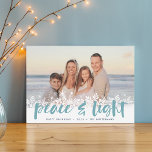 Cartes Pour Fêtes Annuelles Paix neigeuse | Hanoukka Photo<br><div class="desc">Les cartes photos d'Hanoukka modernes présentent votre image préférée avec une bordure blanche en flocon de neige le long du fond. "Paix et lumière" apparaît dans la typographie à brosse lettrée en aqua,  avec vos noms et l'année en dessous.</div>