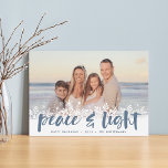 Cartes Pour Fêtes Annuelles Paix neigeuse | Hanoukka Photo<br><div class="desc">Les cartes photos d'Hanoukka modernes présentent votre image préférée avec une bordure blanche en flocon de neige le long du fond. "Paix et lumière" apparaît dans la typographie en ardoise bleue à la main,  avec vos noms et l'année en dessous.</div>