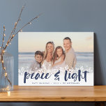 Cartes Pour Fêtes Annuelles Paix neigeuse | Hanoukka Photo<br><div class="desc">Les cartes photos d'Hanoukka modernes présentent votre image préférée avec une bordure blanche en flocon de neige le long du fond. "Paix et lumière" apparaît en bleu marine typographie de brosse lettrée à la main,  avec vos noms et l'année en dessous.</div>