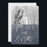 Cartes Pour Fêtes Annuelles Paix sur Terre Bleu et Aquarelle argentée Photo<br><div class="desc">Peace on Earth Aquarelle bleu et argent Noël Carte photo noir et blanc. L'image et le nom de famille peuvent être remplacés sur l'indigo et argent Peace on Earth Watercolor Christmas Card.</div>