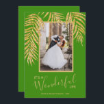 Cartes Pour Fêtes Annuelles Palm Tropical Christmas Photo Holiday Card<br><div class="desc">Des frondes de palmier à parties scintillant en faux or glamour sur un arrière - plan vert de Noël mettent en valeur votre photo préférée sur ces cartes photos de Noël. "It's A Wonderful Life", ou toute salutation que vous choisissez, et vos noms sur le bas en lettres chic. Sélectionnez...</div>