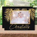Cartes Pour Fêtes Annuelles Palmes d'or Black Tropical Photo de Noël<br><div class="desc">Des frondes de palmier à parties scintillant en faux or glamour sur un arrière - plan noir mettent en valeur votre photo préférée sur ces cartes photos de Noël. Joyeux Noël et vos noms sur le bas en lettres chic. Haute Définition pour une qualité optimale. PLUS DE COULEURS et de...</div>