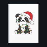 Cartes Pour Fêtes Annuelles Panda Noël Animaux d'hiver Pandas<br><div class="desc">Le panda à Noël avec des lumières de fée. Animaux drôles avec des cadeaux et de la neige pour les fêtes. Un doux salut de Noël. Les pandas sont des animaux mignons et parfaits pour Noël.</div>
