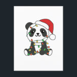 Cartes Pour Fêtes Annuelles Panda Noël Animaux d'hiver Pandas<br><div class="desc">Le panda à Noël avec des lumières de fée. Animaux drôles avec des cadeaux et de la neige pour les fêtes. Un doux salut de Noël. Les pandas sont des animaux mignons et parfaits pour Noël.</div>