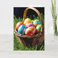 Panier de Pâques rempli d'oeufs sur la pelouse