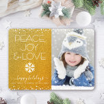 Cartes Pour Fêtes Annuelles Parties scintillant d'or Paix Joie Amour Photo Flè<br><div class="desc">"Paix, joie et amour." Une illustration ludique, ludique, blanche flocon de neige et typographie moderne sur un arrière - plan brillant et faux or parties scintillant vous aide à ouvrir la saison des fêtes, avec la photo personnalisée de votre choix. Des points confettis blancs encadrent la carte. Sentez la chaleur...</div>