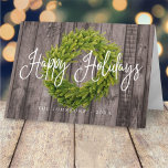 Cartes Pour Fêtes Annuelles Pays rustique Woodsy Botanique Wreath Noël<br><div class="desc">Design est composé d'une luxueuse couronne verte feuillue sur un arrière - plan en bois foncé avec un accueil de vacances écrit en serif typographie.

Disponible ici :
http://www.zazzle.com/store/selectpartysupplies</div>