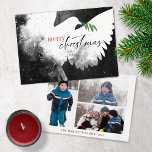 Cartes Pour Fêtes Annuelles Peace Dove Photo Joyeux Noël Noir Blanc<br><div class="desc">Ces cartes de voeux de Noël à plat 7" x 5" présentent une colombe abstraite dans les tons noir, blanc et rouge. "Joyeux Noël" en noir et rouge avec une branche d'olivier verte. Customisez avec votre nom de famille et votre année. Le dos a trois photos, un portrait, deux paysages....</div>