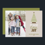 Cartes Pour Fêtes Annuelles Peace Love and Joy Christmas Tree Photo verte<br><div class="desc">Paix, joie et amour | Un carte photo de vacances amusant et décalé à donner à votre famille et vos amis. Il présente un arbre de Noël motif rayé blanc et verdoyant et une citation "Paix, Amour et Joie". Personnalisez en ajoutant une photo, la signature de la famille, l'année et...</div>