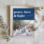 Cartes Pour Fêtes Annuelles Peace Love and Light Navy Blue Hanoukka Photo<br><div class="desc">Paix, amour et lumière. | Envoyez vos salutations Hanoukka à votre famille et à vos amis avec cette carte Hanoukka personnalisable. Il présente une typographie rétro et audacieuse. Personnalisez cette carte Hanoukka photo en ajoutant vos détails. Cette carte Hanoukka personnalisée est disponible en d'autres couleurs et en carton. Des articles...</div>