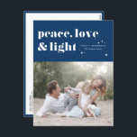 Cartes Pour Fêtes Annuelles Peace Love and Light Navy Blue Hanoukka Photo<br><div class="desc">Paix, amour et lumière. | Envoyez vos salutations Hanoukka à votre famille et à vos amis avec cette carte postale Hanoukka personnalisable. Il présente une typographie rétro et audacieuse. Personnalisez cette carte postale Hanoukka photo en ajoutant vos détails. Cette carte postale Hanoukka personnalisée est disponible en d'autres couleurs et en...</div>