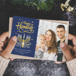 Cartes Pour Fêtes Annuelles Peace Love et Latkes | Bonne photo Hanoukka<br><div class="desc">Envoyez vos souhaits avec ce Carte photo de vacances qui dispose d'un script et d'un symbole de Hanoukka merveilleux et étonnant pour mettre en évidence votre message de bienvenue.</div>