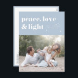 Cartes Pour Fêtes Annuelles Peace Love et Light Blue Hanoukka Photo<br><div class="desc">Paix, amour et lumière. | Envoyez vos salutations Hanoukka à votre famille et à vos amis avec cette carte postale Hanoukka personnalisable. Il présente une typographie rétro et audacieuse. Personnalisez cette carte postale Hanoukka photo en ajoutant vos détails. Cette carte postale Hanoukka personnalisée est disponible en d'autres couleurs et en...</div>