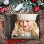 Cartes Pour Fêtes Annuelles Peace Love Joy Citation Typographie Personnalisé P<br><div class="desc">"Paix, amour et joie." Un visuel ludique de typographie blanche, fantaisiste, manuscrite et de confettis au champagne d'or contre votre photo personnalisée, vous aide à inaugurer Noël et Nouvel An. Sentez la chaleur et la joie de la saison des Fêtes chaque fois que vous utilisez cette carte de voeux personnalisée...</div>