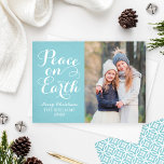 Cartes Pour Fêtes Annuelles Peace on Earth Beau Script Aqua Photo Holiday<br><div class="desc">Simplement élégant "Paix sur Terre" conception de carte de voeux photo de Noël comprend un design photo minimal avec une belle écriture de script blanc et une photo avec "texte personnalisé" qui peut être personnalisé. Piscine paisible / bleu aqua couleur arrière - plan (peut être customisé) avec une texture rustique...</div>