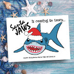 Cartes Pour Fêtes Annuelles Père Noël Jaws | Funny Shark Christmas<br><div class="desc">Drôle,  la carte de Noël à thème côtier présente un requin mignon dans un chapeau de Père Noël avec la légende "Père Noël JAWS arrive en ville". Nom et salutation peuvent être personnalisés. OEuvre d'origine Tommy Moreno et KL Stock.</div>