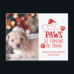 Cartes Pour Fêtes Annuelles Père Noël Paws arrive en ville Photo de Noël<br><div class="desc">Père Noël Paws arrive à la ville de Noël Photographie & Typographie Avec Citation Fun Holiday, Empreintes de pattes de Santa Hat, Chien ou Chat, et texte de script tendance en rouge vif. Une citation drôle & mignonne pour les amateurs de petits animaux de Noël, les vacances, et la saison...</div>