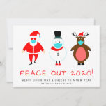 Cartes Pour Fêtes Annuelles père Noël Snowman Reindeer Mask Peace Out 2020 drô<br><div class="desc">Carte à plat de Noël et Nouvel An amusant célébrant la fin prochaine à une difficile 2020. Un bonhomme de neige, le Père Noël et des rennes portent des masques de visage debout sur "Peace Out 2020" dans une amusante typographie rouge. Vous pouvez personnaliser le message "Paix dehors", le message...</div>