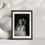 Cartes Pour Fêtes Annuelles Personnalisé Hanoukka Star Navy Blue Two Photo<br><div class="desc">Envoyez des souhaits chaleureux à Hanoukka avec cette carte élégante, avec un simple motif en ligne d'étoile juive en bleu foncé et gris. Personnalisé avec deux photos (une verticale à l'avant et une horizontale à l'arrière) ainsi qu'un message d'accueil et un nom personnalisés. Idéal pour les couples mariages qui souhaitent...</div>