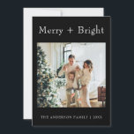 Cartes Pour Fêtes Annuelles Petite machine à écrire noir et blanc - photo de N<br><div class="desc">Une carte de Noël très unique et élégante, minimaliste et moderne. Ce qui dispose d'une photo minimaliste personnalisable en famille. Avec la typographie de machine à écrire blanche de joyeux et lumineux. Et sous elle le nom de famille et les années qui peuvent être changés en cliquant sur le bouton...</div>