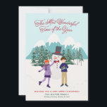 Cartes Pour Fêtes Annuelles Photo amusante de Snowman & Kids<br><div class="desc">Envoyez vos souhaits de vacances avec ces cartes de Noël photo amusantes! Ce joli design est illustré par des enfants qui construisent un bonhomme de neige dans un cadre hivernal de paysages merveilleux avec des arbres, des montagnes et des flocons de neige, ainsi que par les mots "Le Temps le...</div>