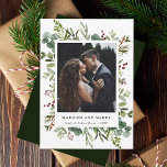 Cartes Pour Fêtes Annuelles Photo botanique Marié & Joyeux Vert Nouvelle Marié<br><div class="desc">Ce Noël marié et joyeux | carte photo de vacances caractéristiques peintes aquarelle eucalyptus,  feuilles verts,  baies rouges,  branches de pin avec typographie simple. Pour une personnalisation plus avancée de cette conception,  cliquez sur le lien "customiser plus loin". Des articles correspondants sont également disponibles.</div>
