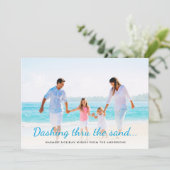Cartes Pour Fêtes Annuelles Photo chic tropical côtier "Dashing Thru The Sand" (Debout devant)