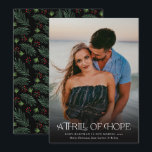 Cartes Pour Fêtes Annuelles Photo complète Frissons de l'espoir annonce la gro<br><div class="desc">Ces cartes de fin de année de grossesse en photo,  magnifiques et pleins,  ont une typographie moderne et élégante,  avec "Une sensation d'espoir". Le dos contient un motif de Noël de pinèdes et de baies sur un arrière - plan de couleur personnalisé (en noir).</div>