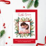 Cartes Pour Fêtes Annuelles Photo, Cookies de vacances et verdure Cette saison<br><div class="desc">Design avec cadre d'aquarelle magnifique avec des biscuits de vacances et de la verdure entourant votre photo. Ci-dessus l'expression "Tis the Season" en aquarelle rouge écrit à la main Typographie de script. Bordure en rouge sur le bas avec zones de texte pour votre propre message et nom(s). Sur le dos...</div>