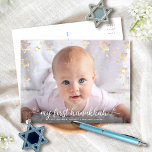 Cartes Pour Fêtes Annuelles Photo de bébé Mon premier Hanoukka Script Star de<br><div class="desc">"Mon premier Hanoukka." Un visuel ludique de champagne faux feuille d'or Stars of David, flocons de neige et typographie manuscrite blanche superposant la photo de votre choix, vous aider à ouvrir à Hanoukka et le Nouvel An. Votre note personnalisée, tapée ou manuscrite, est à l'arrière. Sentez la chaleur et la...</div>