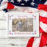 Cartes Pour Fêtes Annuelles Photo de famille des étoiles patriotiques<br><div class="desc">Carte de vacances en photo de famille avec étoiles patriotiques rouges et bleues. Crédit photo Photographie © Storytree Studios,  Stanford,  CA. L'image modèle doit être remplacée par votre propre photo</div>