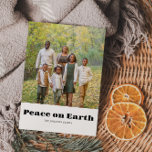 Cartes Pour Fêtes Annuelles Photo de famille Paix sur Terre Joyeux Noël<br><div class="desc">Cette carte postale de vacances de Noël en paix sur terre est parfaite pour une simple fête de Noël. Le design comporte une police élégante pour agrémenter votre événement.</div>