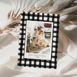 Cartes Pour Fêtes Annuelles Photo de famille retro moderne noir<br><div class="desc">Cette carte de Noël saisonnière présente des couleurs de vacances d'inspiration vintage,  des couleurs naturelles dessinées à la main en vichy plaid et une typographie organique amusante.</div>