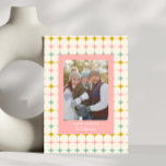 Cartes Pour Fêtes Annuelles Photo de famille vintage géométrique pastel étoile<br><div class="desc">Célébrez la saison avec cette charmante carte de vacances familiale géométrique vintage aux cercles pastel. Avec un arrière-plan ludique et rétro avec des cercles pastel doux dans des nuances de rose, de blanc et d'or, cette carte encadre votre photo de famille dans un style moderne et nostalgique. Parfaite pour partager...</div>
