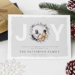 Cartes Pour Fêtes Annuelles Photo de la couronne botanique de Noël 'JOY'<br><div class="desc">Carte de vacances de Noël aquarelle moderne. Doté d'un arrière - plan chic avec la typographie blanche "JOY" incluant une couronne botanique d'hiver aquarelée rustique encadrant une photo de votre choix,  un message personnalisé,  votre nom de famille et l'année.</div>