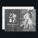 Cartes Pour Fêtes Annuelles Photo de Noël 2018 de Chalkboard Doodle<br><div class="desc">Obtenez "oohs and aahs" de la famille et des amis cette saison de Noël lorsque vous envoyez ce design unique de carte de Noël avec un arrière - plan de tableau noir avec typographie fantaisie et icônes de doodle formant le texte "2018"! Contactez-nous si vous souhaitez que ce design soit...</div>