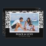 Cartes Pour Fêtes Annuelles Photo de Noël noir et blanc<br><div class="desc">Elégant motif damassé noir et blanc met en évidence votre photo préférée avec votre salutation en lettres chic sur le devant et votre personnalisation et message sur le dos. Sélectionnez Matte pour le papier le plus lourd et la haute définition pour une meilleure qualité d'impression. *Utilisez une photo horizontale.</div>