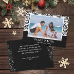 Cartes Pour Fêtes Annuelles Photo de Noël noir et blanc<br><div class="desc">Elégant motif damassé noir et blanc met en évidence votre photo préférée avec votre salutation en lettres chic sur le devant et votre personnalisation et message sur le dos. Sélectionnez Matte pour le papier le plus lourd et la haute définition pour une meilleure qualité d'impression. *Utilisez une photo horizontale.</div>