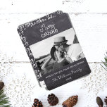 Cartes Pour Fêtes Annuelles Photo de script de Noël élégant minimaliste sur ta<br><div class="desc">Carte de Noël photo minimaliste élégante avec écriture Merry Christmas et Joy au dos sur tableau noir. Art et design par Katalin Bator-Hos @BHKatti</div>