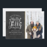Cartes Pour Fêtes Annuelles Photo de tableau noir de script Holly Jolly de Noë<br><div class="desc">Un design de carte de vœux de vacances photo élégant Holly Jolly pour que vous puissiez personnaliser avec votre photo,  message,  noms et année préférés sur un fond de tableau noir. Le verso présente des flocons de neige qui tombent sur un fond de tableau noir assorti. Conçu par Thisisnotme©</div>