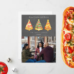 Cartes Pour Fêtes Annuelles Photo de tableau noir Joy Pizza Love Noël<br><div class="desc">Illustration d'un arbre sapin de Noël en forme de tranches de pizza surmontées d'étoiles. Le fond est inspiré d'un tableau noir. Personnalisez le nom,  l'année et la photo.</div>
