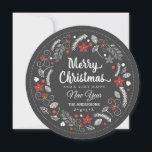 CARTES POUR FÊTES ANNUELLES PHOTO DE VACANCES FLEURIES DE CHALKBOARD NOËL<br><div class="desc">JOYEUX NOËL: Cheminée botanique brillante et joyeuse avec poinsettia, holly, baies et feuillage en rouge et blanc sur arrière - plan en tableau noir. Personnalisez cette photo de vacances saluant carte plat avec votre nom de famille et ajoutez votre photo de famille préférée. Contemporain, classique, moderne et élégant moyen d'envoyer...</div>