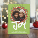 Cartes Pour Fêtes Annuelles Photo Farmhouse Berry Wreath - Joy Red Green<br><div class="desc">Un design moderne avec une couronne et un accueil de Noël. Le dessin à l'art plat d'une couronne et d'une couronne de palmiers met en valeur la photo amusante et les voeux de Noël.</div>